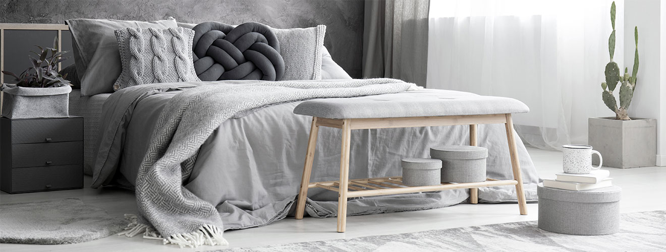 Modernes, graues Schlafzimmer mit Boxspringbett
