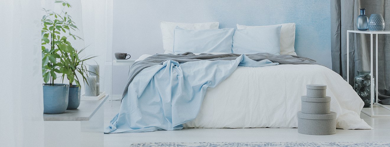 Boxspringbett in einem blauorientierten Schlafzimmer