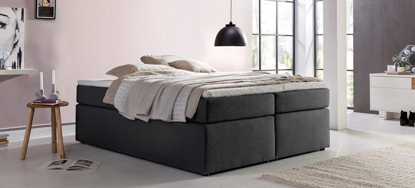 Boxspringbett ohne Kopfteil in minimalistischem Schlafzimmer Boxspringbett ohne Kopfteil in minimalistischem Schlafzimmer